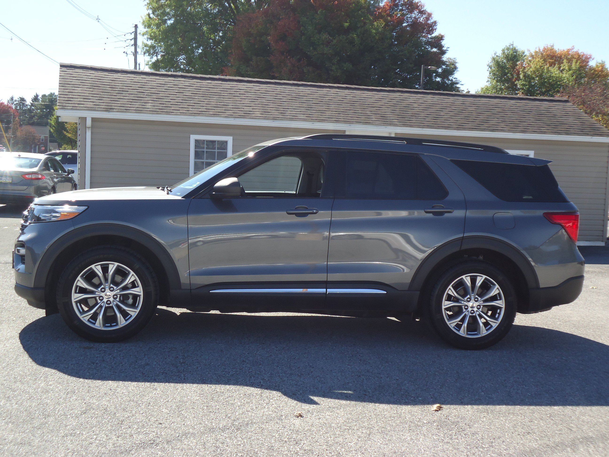 Used 2021 Ford Explorer XLT w/ Equipment Group 202A AWD/4WD image 6
