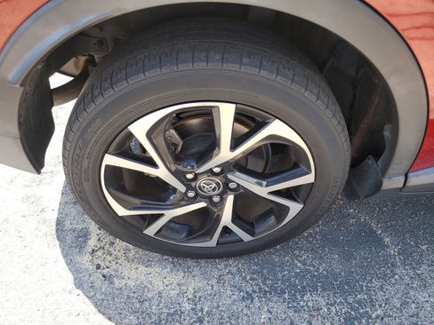 Used 2019 Toyota C-HR XLE FWD image 9