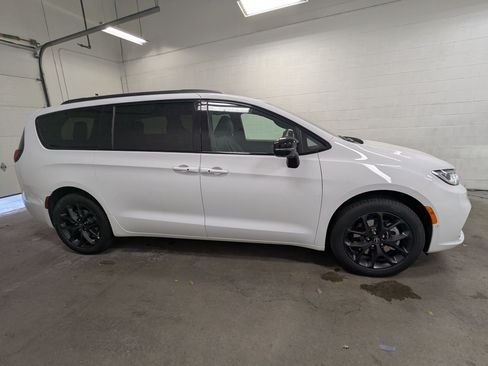 New 2026 Chrysler Pacifica Limited w/ S Appearance Package AWD/4WD image 3