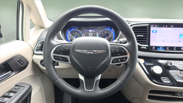 Used 2024 Chrysler Pacifica Touring-L FWD image 9