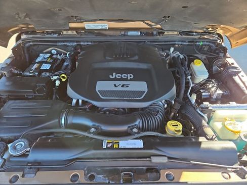 Used 2015 Jeep Wrangler Unlimited Sahara w/ Connectivity Group AWD/4WD image 28