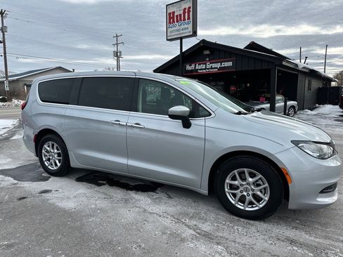Used 2022 Chrysler Voyager LX image 4
