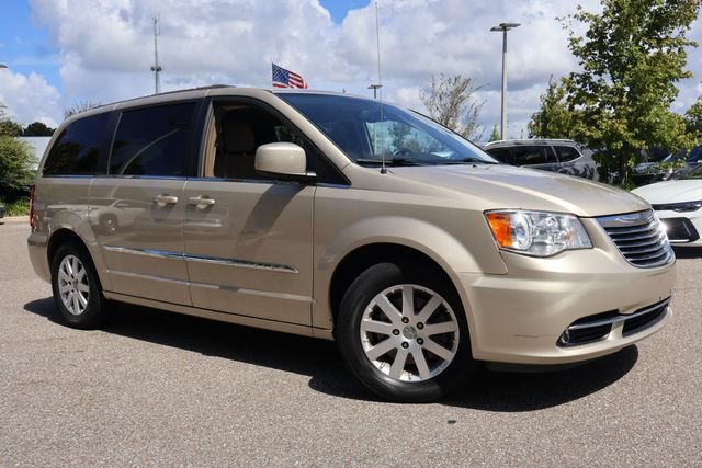 Used 2015 Chrysler Town & Country Touring FWD image 1