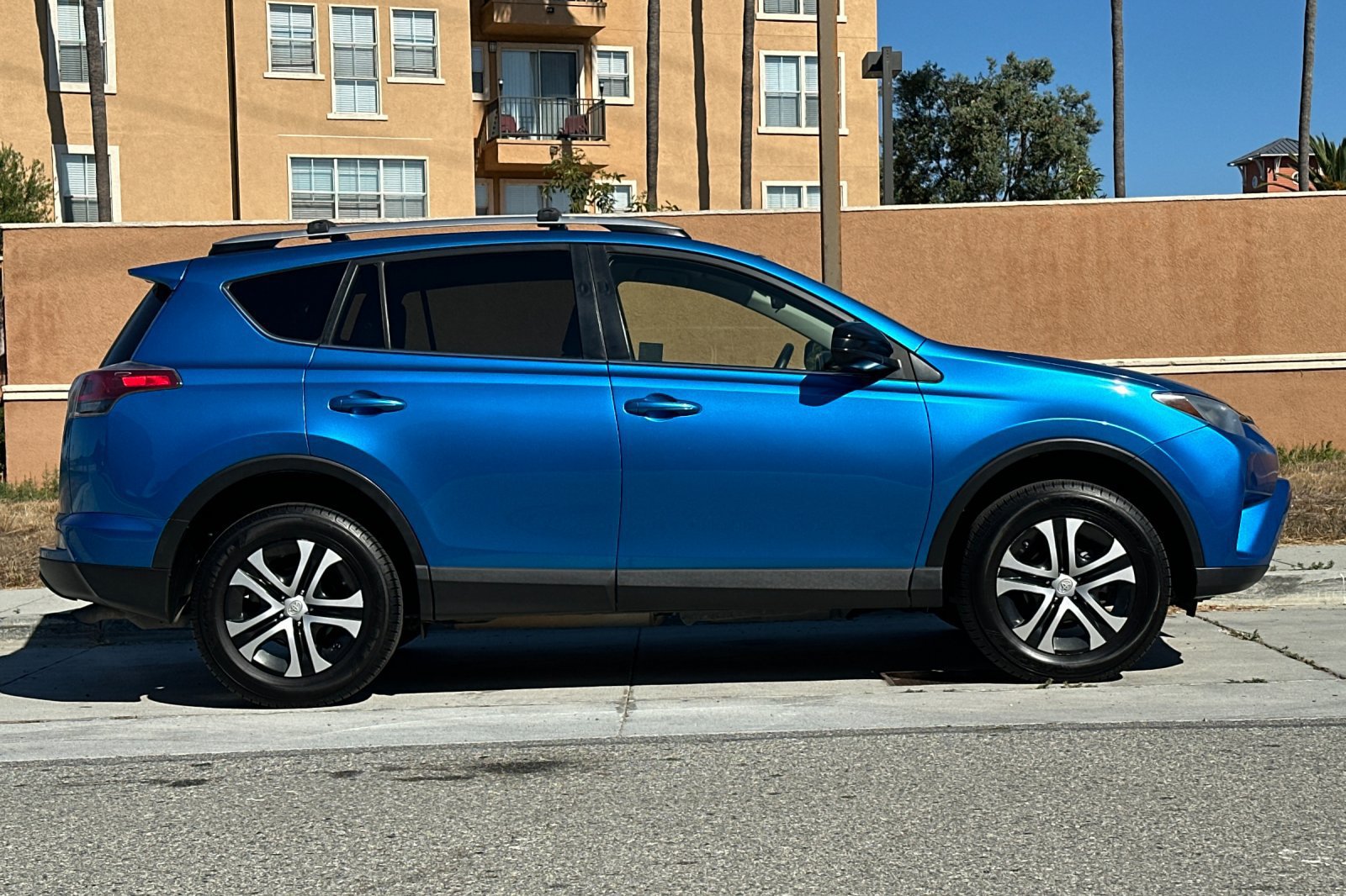 Used 2016 Toyota RAV4 LE FWD image 3
