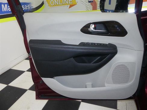 Used 2023 Chrysler Pacifica Limited image 28