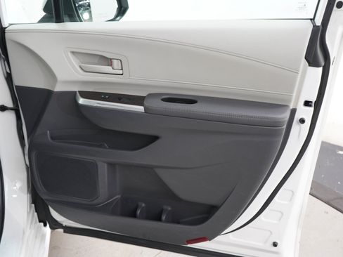 Used 2021 Toyota Sienna LE AWD/4WD image 9
