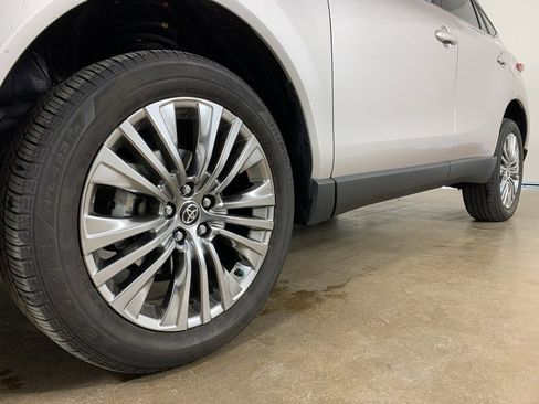 Used 2023 Toyota Venza XLE image 2