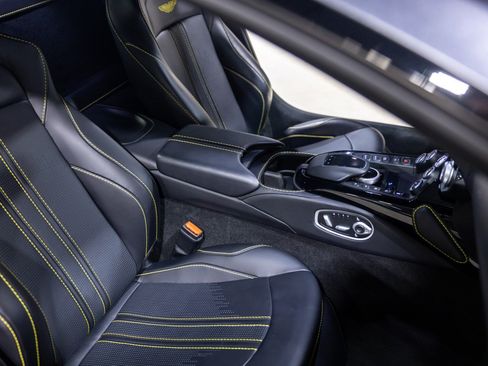 Used 2022 Aston Martin V8 Vantage Coupe RWD image 33