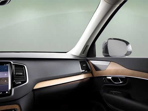 Certified 2025 Volvo XC90 T8 Plus image 36