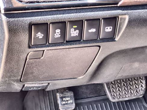 Used 2016 Toyota Avalon Limited image 29