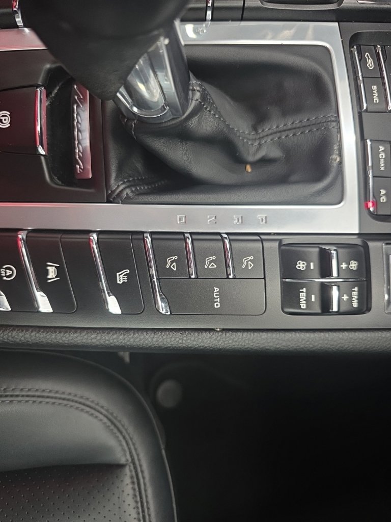 Used 2021 Porsche Macan AWD/4WD image 40