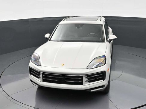Certified 2025 Porsche Cayenne AWD/4WD image 35