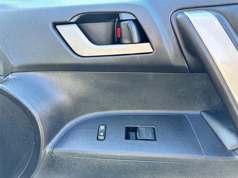 Used 2011 Toyota Highlander SE image 18