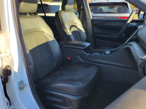 Used 2024 Jeep Grand Cherokee L Laredo image 15