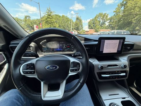 Used 2022 Ford Explorer XLT w/ Class IV Trailer Tow Package RWD image 9