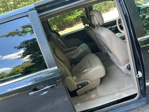 Used 2015 Chrysler Town & Country Touring FWD image 29