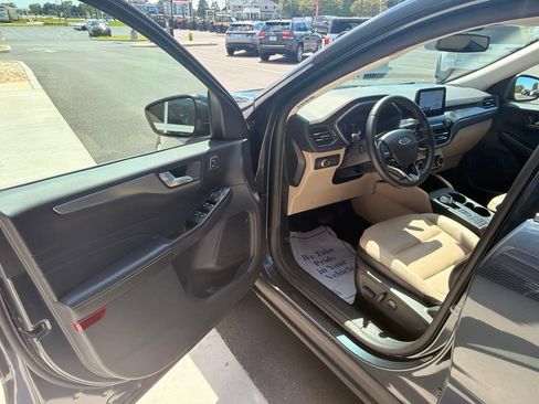 Used 2022 Ford Escape Titanium AWD/4WD image 9