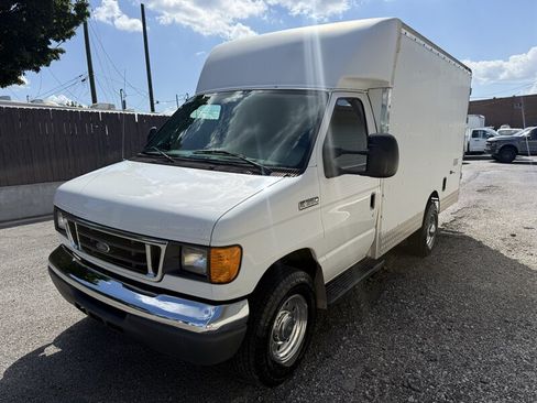 Used 2006 Ford E-350 and Econoline 350 Super Duty RWD image 2
