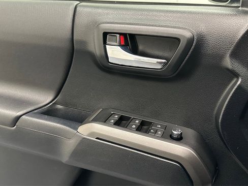 Used 2016 Toyota Tacoma TRD Sport image 17