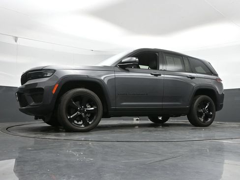 Used 2025 Jeep Grand Cherokee Altitude AWD/4WD image 46