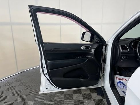 Used 2019 Jeep Grand Cherokee Laredo AWD/4WD image 15