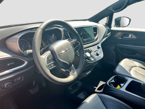 Used 2025 Chrysler Pacifica Select FWD image 9