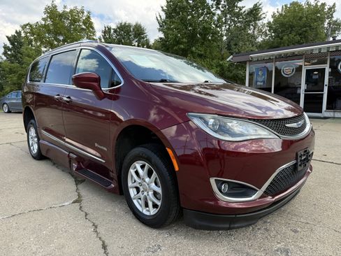 Used 2020 Chrysler Pacifica Touring-L FWD image 3
