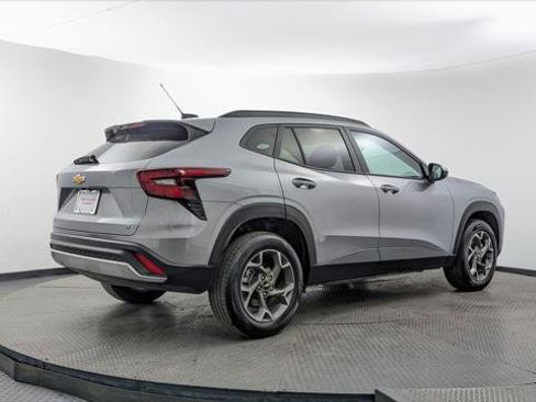 Used 2025 Chevrolet Trax LT FWD image 8