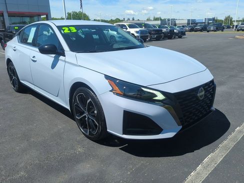 Used 2023 Nissan Altima 2.5 SR AWD/4WD image 2
