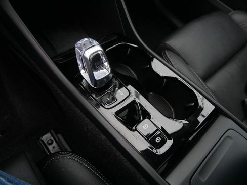 Certified 2025 Volvo XC40 B5 Plus AWD/4WD image 24