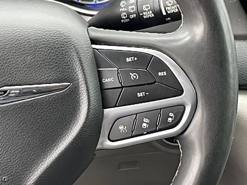 Used 2023 Chrysler Pacifica Touring-L FWD image 13
