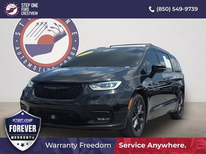 Used 2022 Chrysler Pacifica Limited w/ Uconnect Theater Family Group