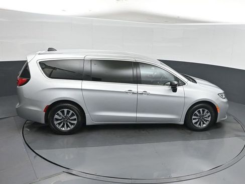 Used 2024 Chrysler Pacifica Limited FWD image 31