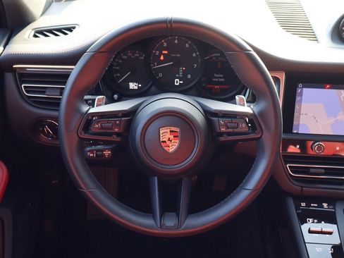 Certified 2025 Porsche Macan image 15