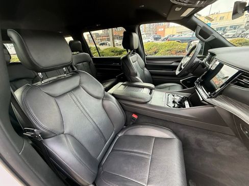 Used 2023 Jeep Wagoneer Series III w/ Preferred Equipment Group image 42