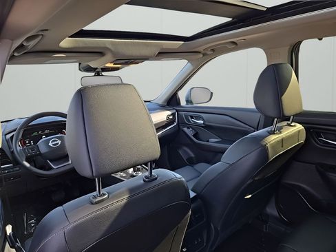 Used 2025 Nissan Rogue SL w/ SL Premium Package image 14