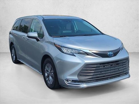 Used 2022 Toyota Sienna XLE FWD image 3