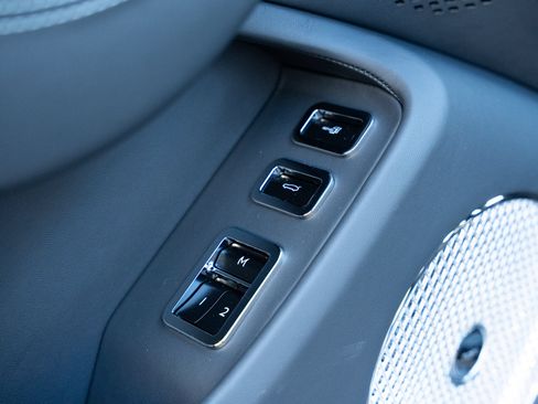 Used 2025 Bentley Flying Spur Plug-In Hybrid AWD/4WD image 17