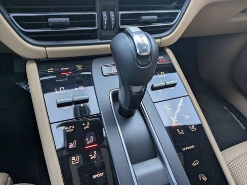 Used 2026 Porsche Macan AWD/4WD image 17
