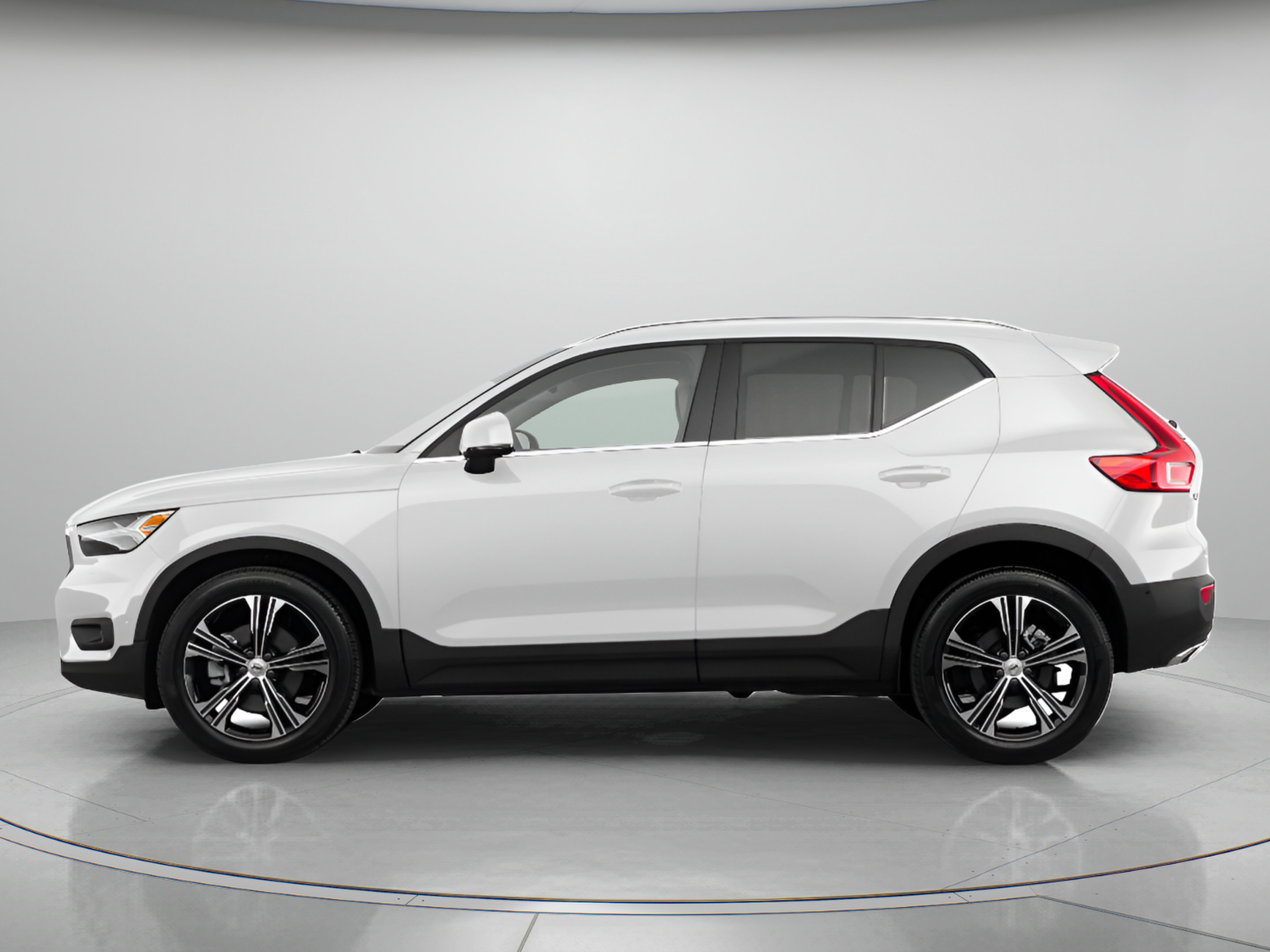 Used 2020 Volvo XC40 T5 R-Design w/ Protection Package AWD/4WD image 2