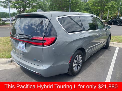 Used 2022 Chrysler Pacifica Touring-L FWD image 11