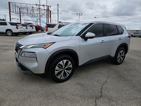 Used 2022 Nissan Rogue SV image 2