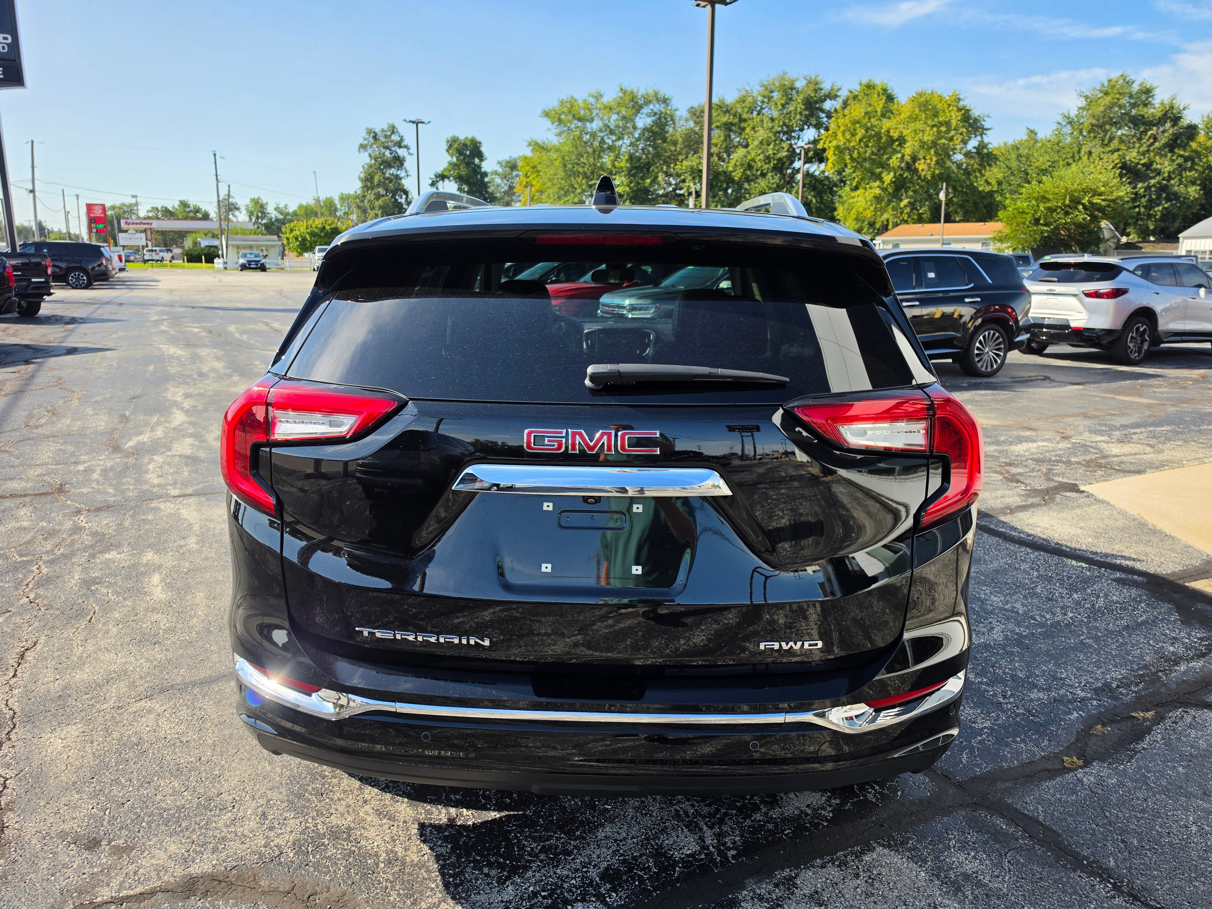 Used 2024 GMC Terrain Denali w/ Denali Premium Package AWD/4WD image 4