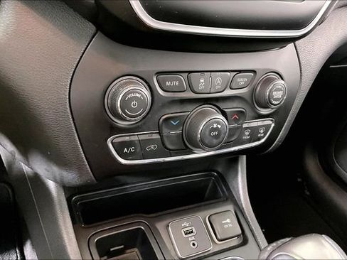 Used 2019 Jeep Cherokee Latitude Plus FWD image 14