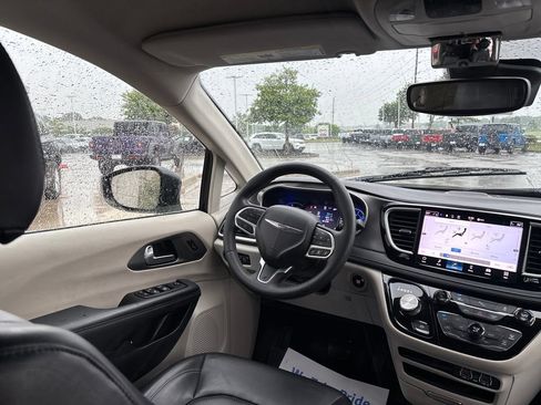 Used 2023 Chrysler Pacifica Touring-L FWD image 44