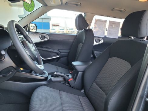 Used 2025 Kia Soul LX w/ LX Technology Package FWD image 11