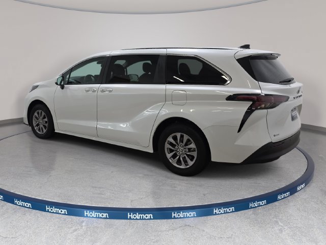 Used 2025 Toyota Sienna XLE FWD image 7