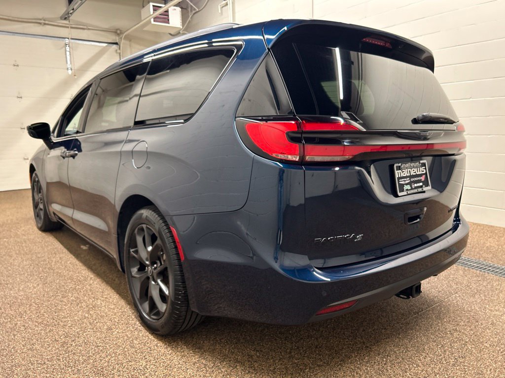 Used 2025 Chrysler Pacifica Limited w/ Trailer Tow Group FWD image 4
