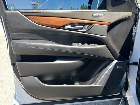 Certified 2019 Cadillac Escalade ESV Luxury AWD/4WD image 18