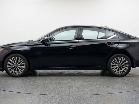 Used 2025 Nissan Altima 2.5 SV FWD image 5
